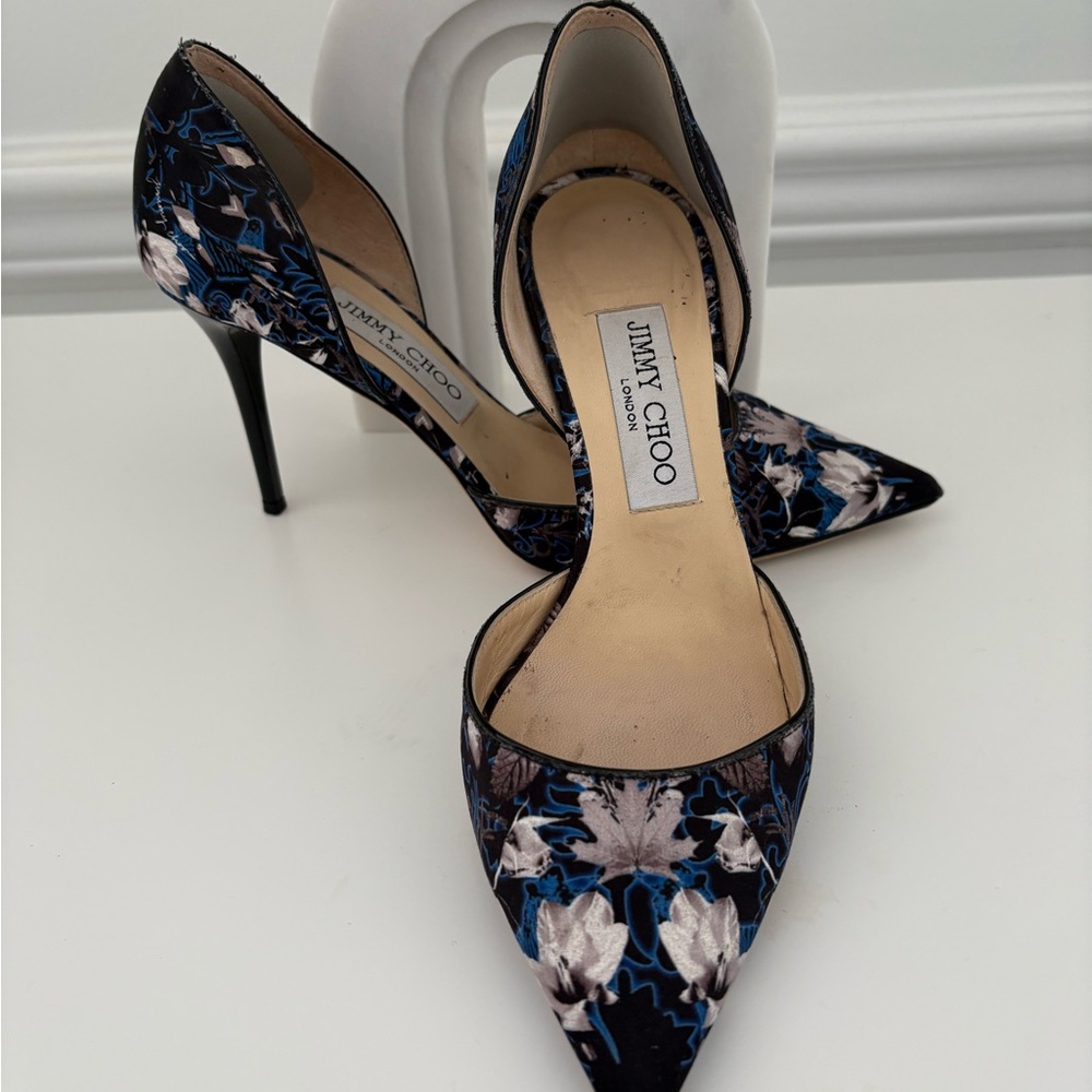 Jimmy Choo London Elegance. Size 37.5 gently worn. Beautiful floral pattern